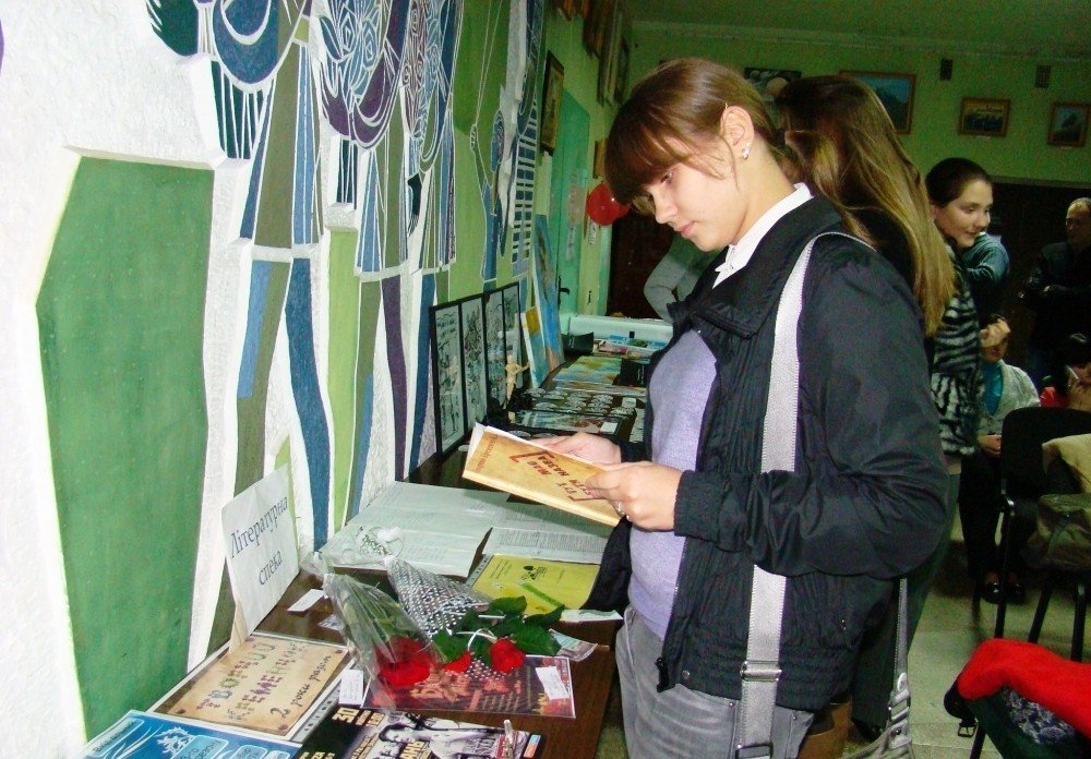 "Гопник с Раковки" читал стихи, другой поэт разделся до трусов - первый литературный фестиваль в Кременчуге "Гопник с Раковки" читал стихи, другой поэт разделся до трусов - первый литературный фестиваль в Кременчуге