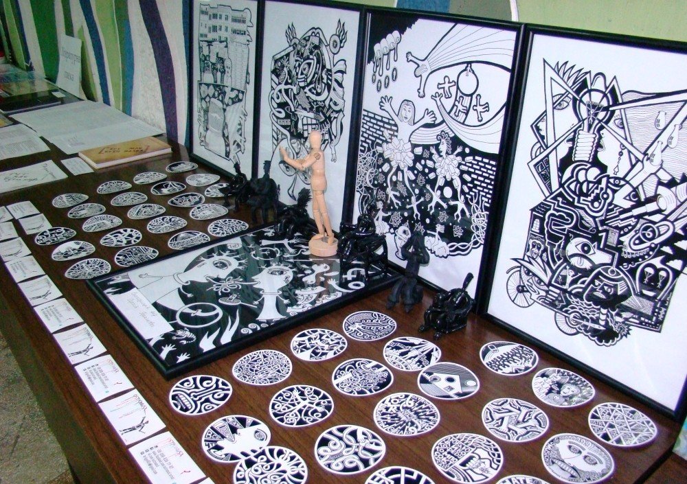 "Гопник с Раковки" читал стихи, другой поэт разделся до трусов - первый литературный фестиваль в Кременчуге "Гопник с Раковки" читал стихи, другой поэт разделся до трусов - первый литературный фестиваль в Кременчуге