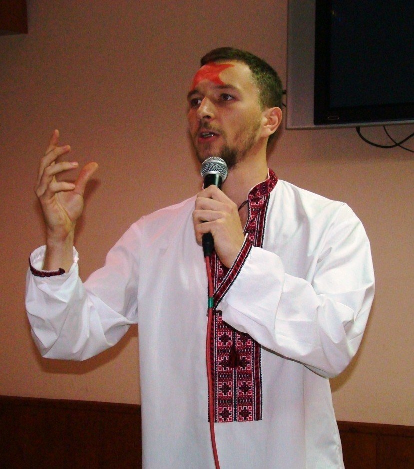 "Гопник с Раковки" читал стихи, другой поэт разделся до трусов - первый литературный фестиваль в Кременчуге "Гопник с Раковки" читал стихи, другой поэт разделся до трусов - первый литературный фестиваль в Кременчуге