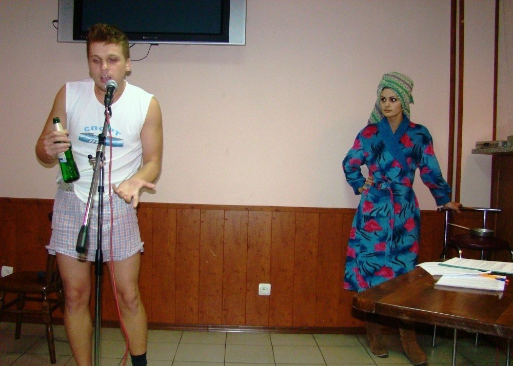 "Гопник с Раковки" читал стихи, другой поэт разделся до трусов - первый литературный фестиваль в Кременчуге "Гопник с Раковки" читал стихи, другой поэт разделся до трусов - первый литературный фестиваль в Кременчуге