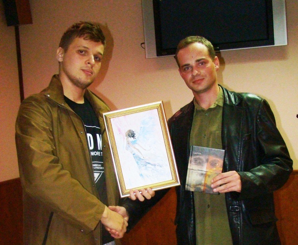 "Гопник с Раковки" читал стихи, другой поэт разделся до трусов - первый литературный фестиваль в Кременчуге "Гопник с Раковки" читал стихи, другой поэт разделся до трусов - первый литературный фестиваль в Кременчуге