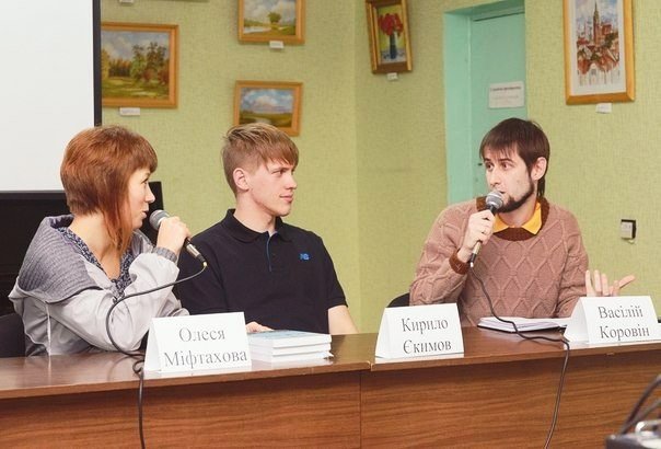 "Гопник с Раковки" читал стихи, другой поэт разделся до трусов - первый литературный фестиваль в Кременчуге "Гопник с Раковки" читал стихи, другой поэт разделся до трусов - первый литературный фестиваль в Кременчуге