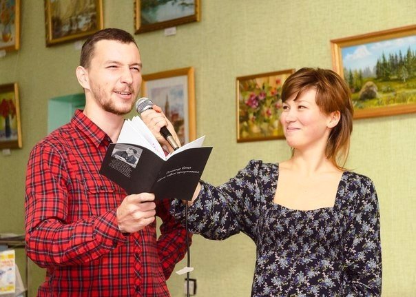 "Гопник с Раковки" читал стихи, другой поэт разделся до трусов - первый литературный фестиваль в Кременчуге "Гопник с Раковки" читал стихи, другой поэт разделся до трусов - первый литературный фестиваль в Кременчуге