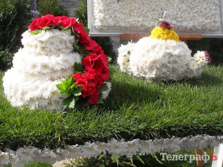 Победительницей кременчугского «Парада цветов-2013» стала цветочная корова Победительницей кременчугского «Парада цветов-2013» стала цветочная корова