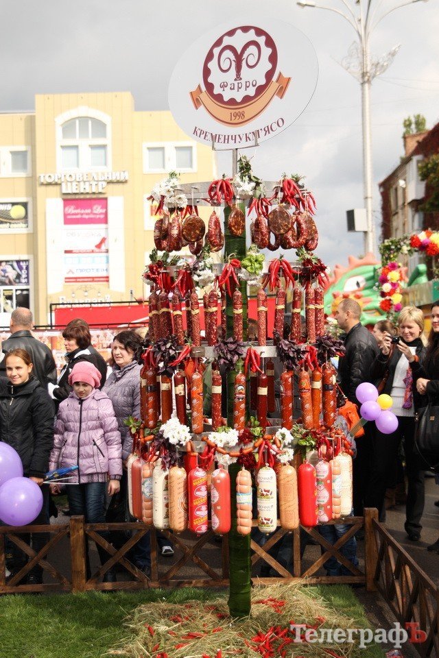 Победительницей кременчугского «Парада цветов-2013» стала цветочная корова Победительницей кременчугского «Парада цветов-2013» стала цветочная корова
