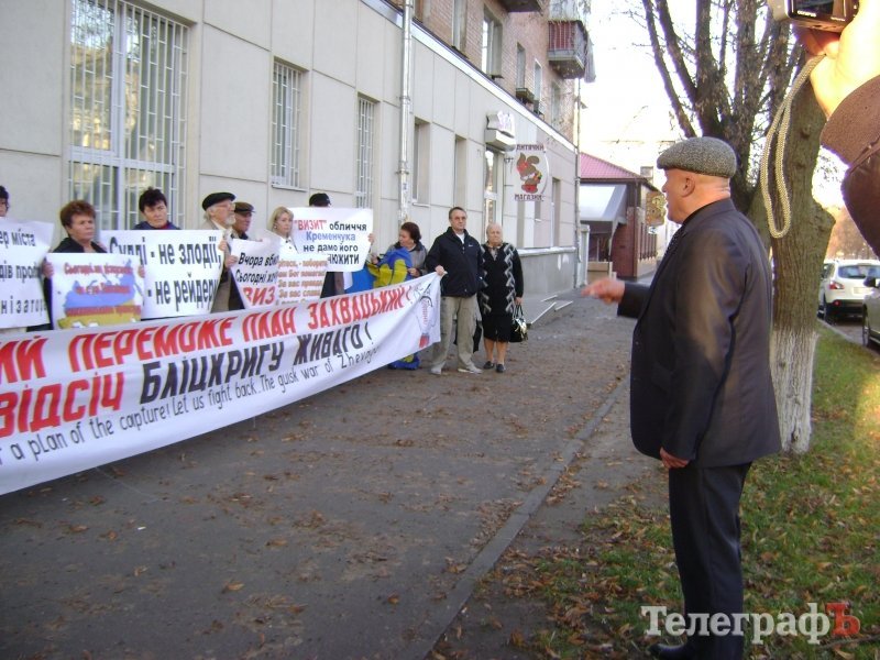 В Полтаве снова собрался митинг в защиту телеканала "Визит" В Полтаве снова собрался митинг в защиту телеканала "Визит"