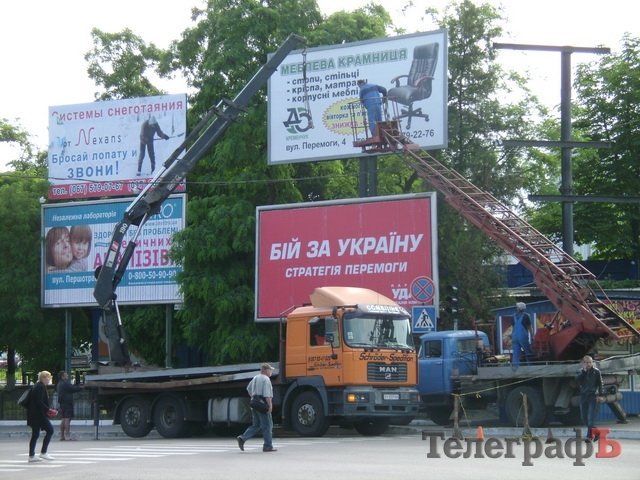 На кременчугском ж/д вокзале демонтировали торговые киоски На кременчугском ж/д вокзале демонтировали торговые киоски