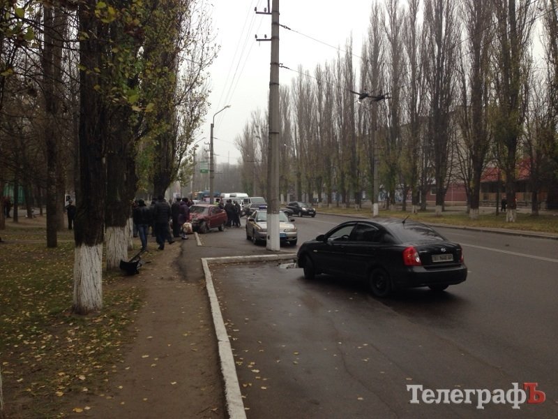 На Молодёжном столкнулись три автомобиля На Молодёжном столкнулись три автомобиля