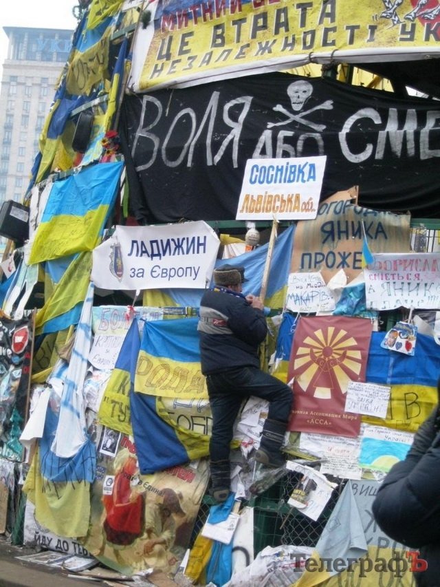 Блоги: Тепер на Йолці є Кременчук, причому багато плакатів. Є навіть «добра згадка» про мера Блоги: Тепер на Йолці є Кременчук, причому багато плакатів. Є навіть «добра згадка» про мера