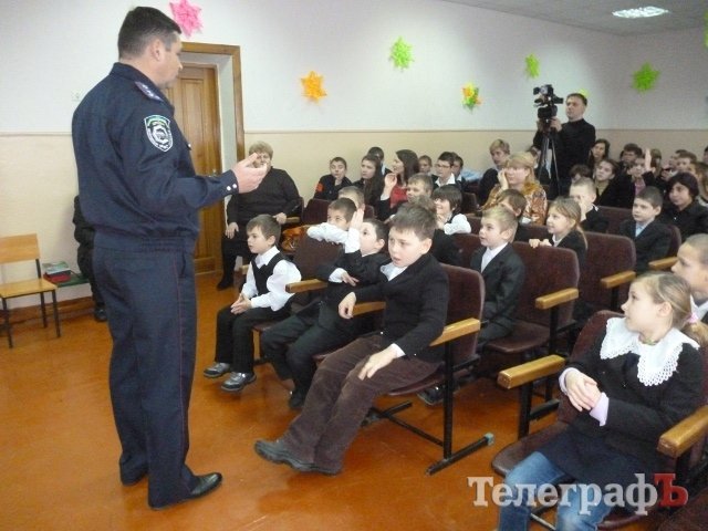 Кременчугская ГАИ «положила под подушки» воспитанникам спецшколы-интерната сладкие подарки Кременчугская ГАИ «положила под подушки» воспитанникам спецшколы-интерната сладкие подарки