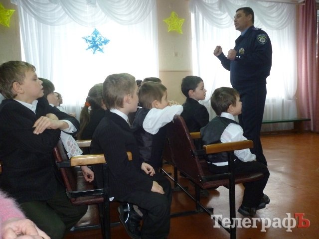 Кременчугская ГАИ «положила под подушки» воспитанникам спецшколы-интерната сладкие подарки Кременчугская ГАИ «положила под подушки» воспитанникам спецшколы-интерната сладкие подарки