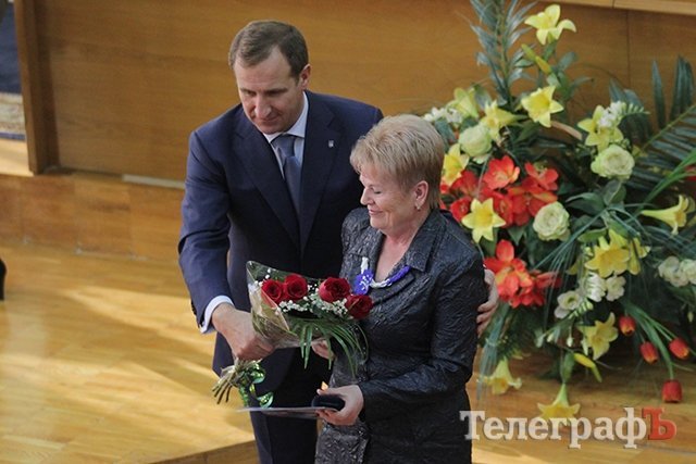 Педагогов Максака и Яшину наградили за заслуги перед Кременчугом Педагогов Максака и Яшину наградили за заслуги перед Кременчугом