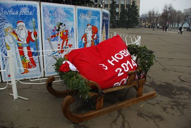 Возле центральной елки в Кременчуге вандалы сломали оленя Возле центральной елки в Кременчуге вандалы сломали оленя