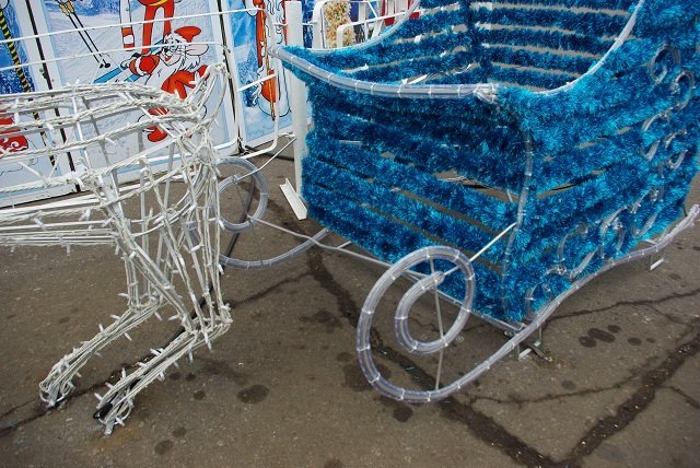 Возле центральной елки в Кременчуге вандалы сломали оленя Возле центральной елки в Кременчуге вандалы сломали оленя