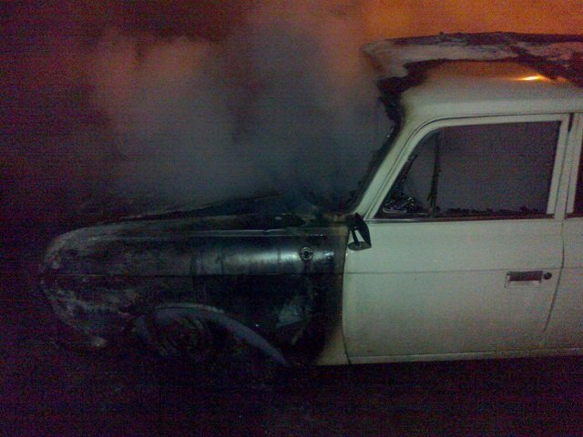 В Кременчуге в новогоднюю ночь горел "Москвич" В Кременчуге в новогоднюю ночь горел "Москвич"