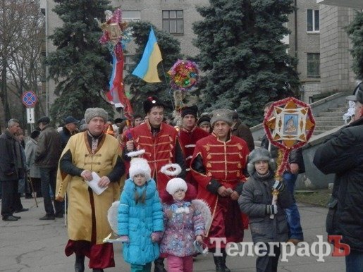 В Кременчуге майдановцы колядовали у дома мэра, прокурора, в милиции и СБУ В Кременчуге майдановцы колядовали у дома мэра, прокурора, в милиции и СБУ