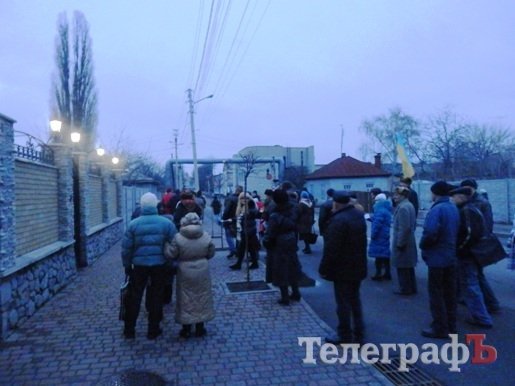 В Кременчуге майдановцы колядовали у дома мэра, прокурора, в милиции и СБУ В Кременчуге майдановцы колядовали у дома мэра, прокурора, в милиции и СБУ