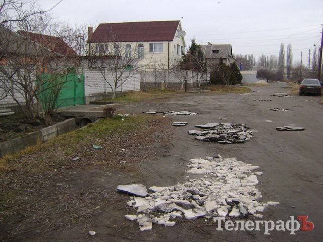 Люди латают сами суровые кременчугские переулки Люди латают сами суровые кременчугские переулки
