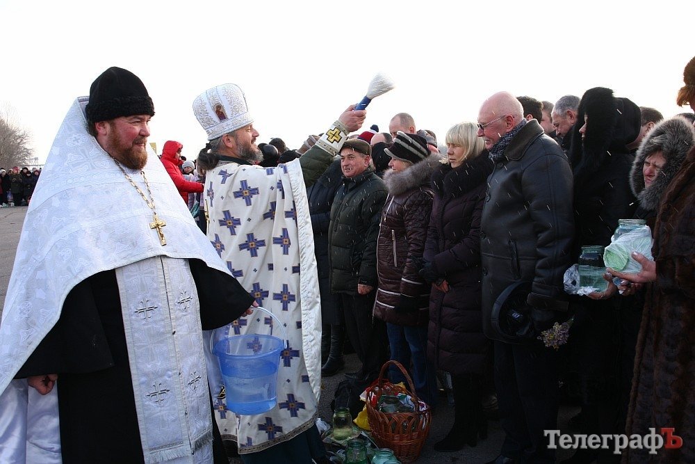Кременчужане на Крещение святили воду и купались в Днепре Кременчужане на Крещение святили воду и купались в Днепре