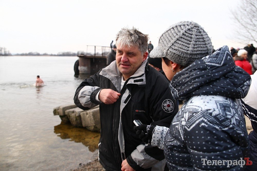Кременчужане на Крещение святили воду и купались в Днепре Кременчужане на Крещение святили воду и купались в Днепре