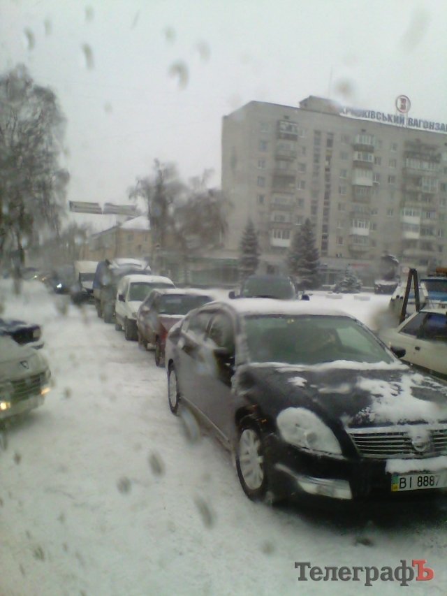 В Кременчуге на мосту огромная пробка В Кременчуге на мосту огромная пробка