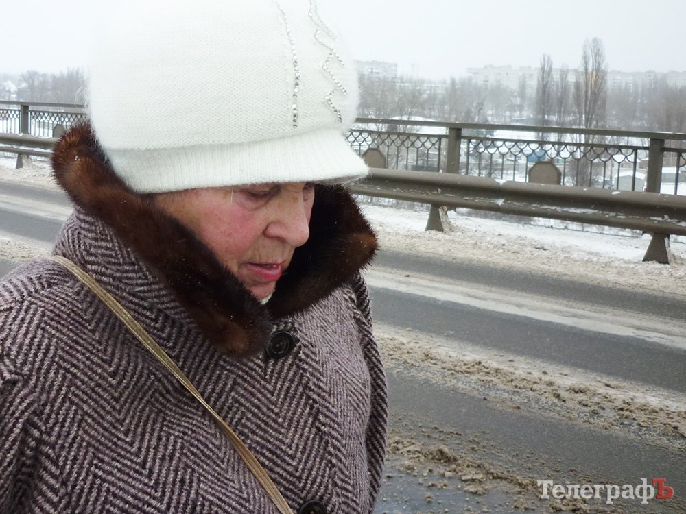 Кременчужане встали в "живую цепочку" на мосту Кременчужане встали в "живую цепочку" на мосту