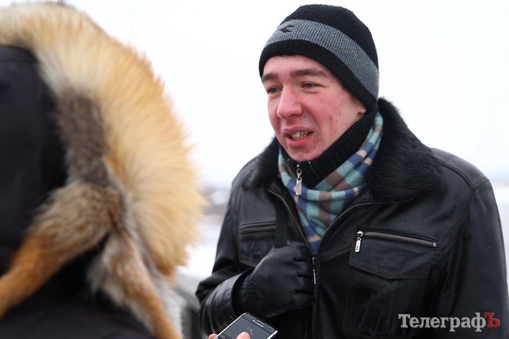 Кременчужане встали в "живую цепочку" на мосту Кременчужане встали в "живую цепочку" на мосту