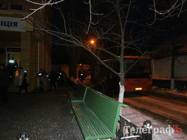 Активисты кременчугского «Майдана» не дали выехать автобусу с милицией в Полтаву Активисты кременчугского «Майдана» не дали выехать автобусу с милицией в Полтаву