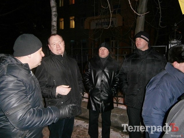 Активисты кременчугского «Майдана» не дали выехать автобусу с милицией в Полтаву Активисты кременчугского «Майдана» не дали выехать автобусу с милицией в Полтаву