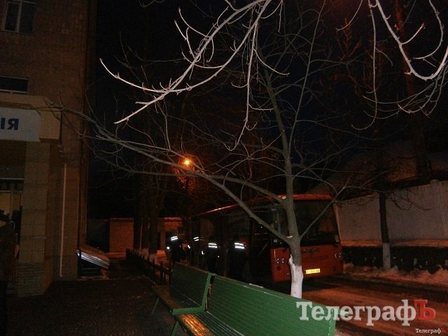 Активисты кременчугского «Майдана» не дали выехать автобусу с милицией в Полтаву Активисты кременчугского «Майдана» не дали выехать автобусу с милицией в Полтаву