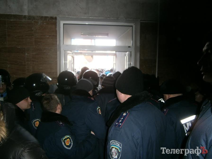 В Кременчуге митингующие выбили дверь в горисполкоме В Кременчуге митингующие выбили дверь в горисполкоме