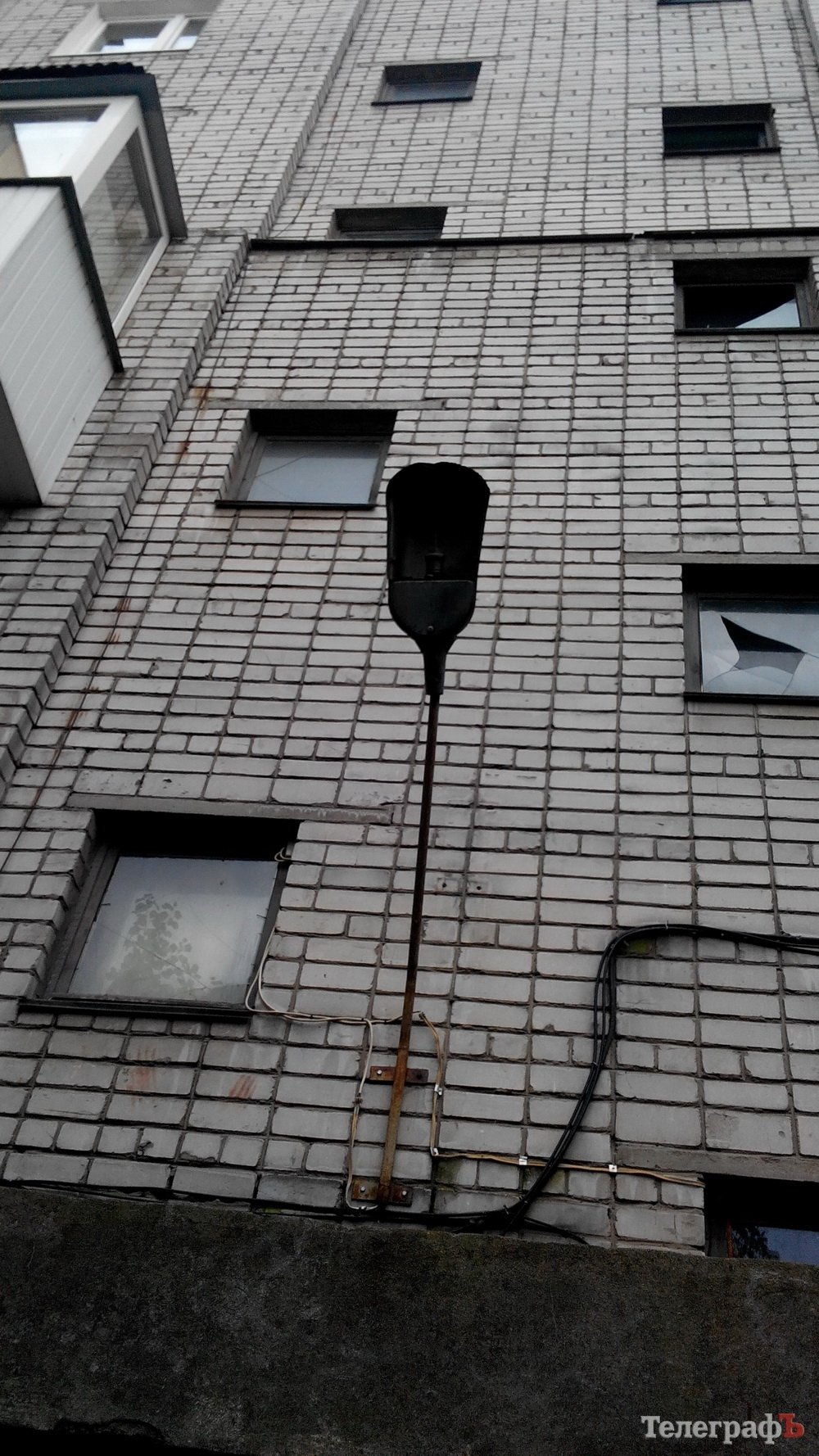 Дом слепых фонарей и разбитых окон Дом слепых фонарей и разбитых окон