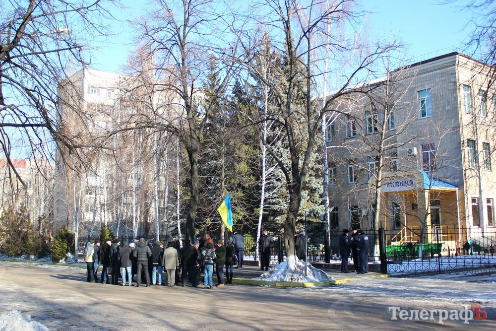 «Свобода» пикетировала кременчугскую милицию: из-за обысков у лидера «Свобода» пикетировала кременчугскую милицию: из-за обысков у лидера