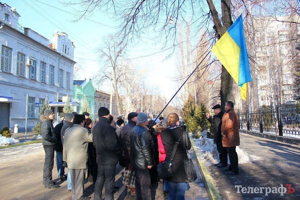 «Свобода» пикетировала кременчугскую милицию: из-за обысков у лидера «Свобода» пикетировала кременчугскую милицию: из-за обысков у лидера