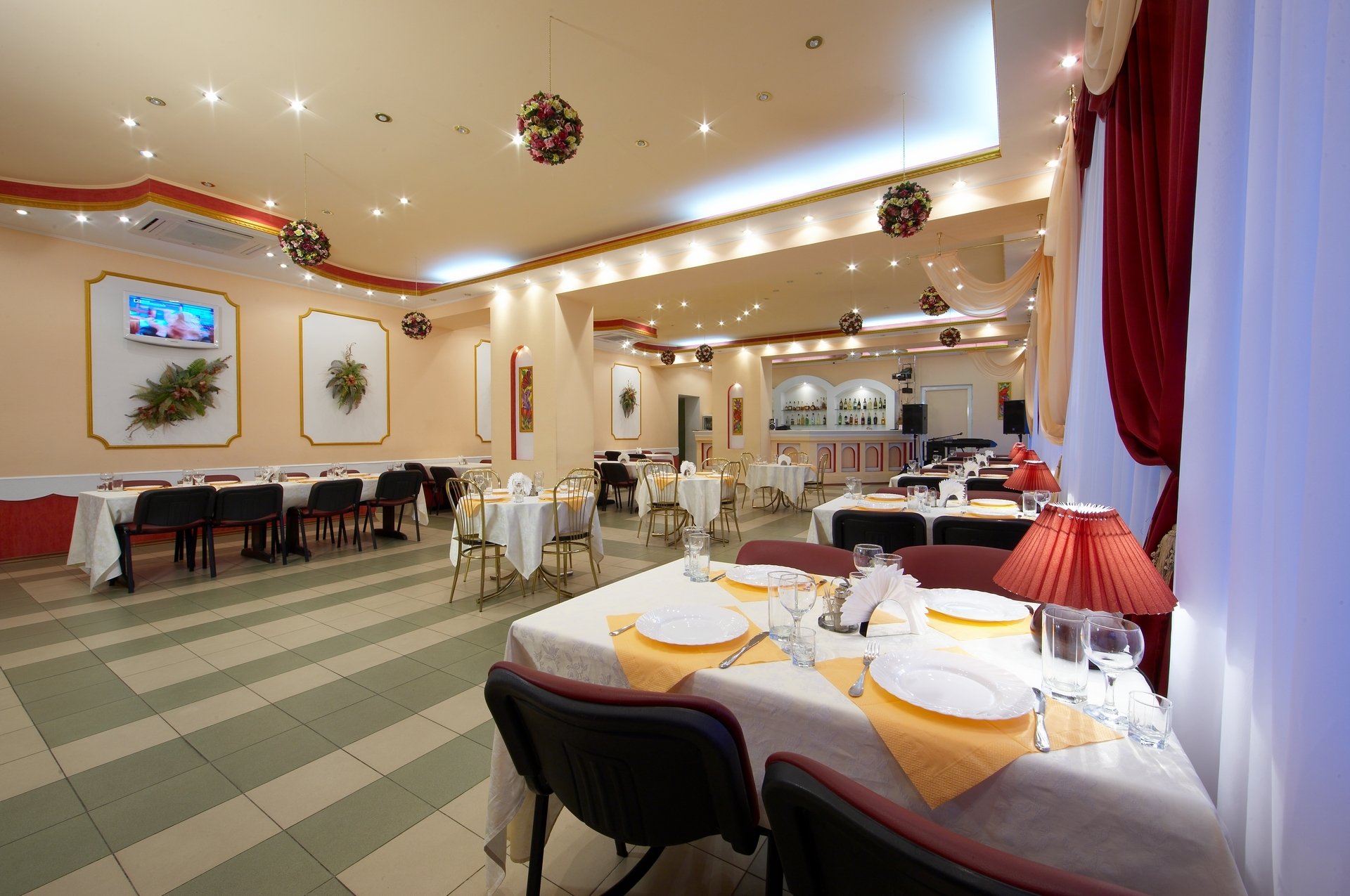 Ресторан «Днепровские зори» приглашает отметить День всех влюбленных Ресторан «Днепровские зори» приглашает отметить День всех влюбленных