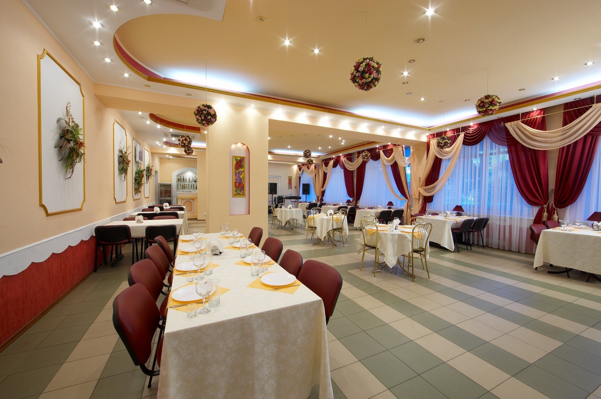 Ресторан «Днепровские зори» приглашает отметить День всех влюбленных Ресторан «Днепровские зори» приглашает отметить День всех влюбленных