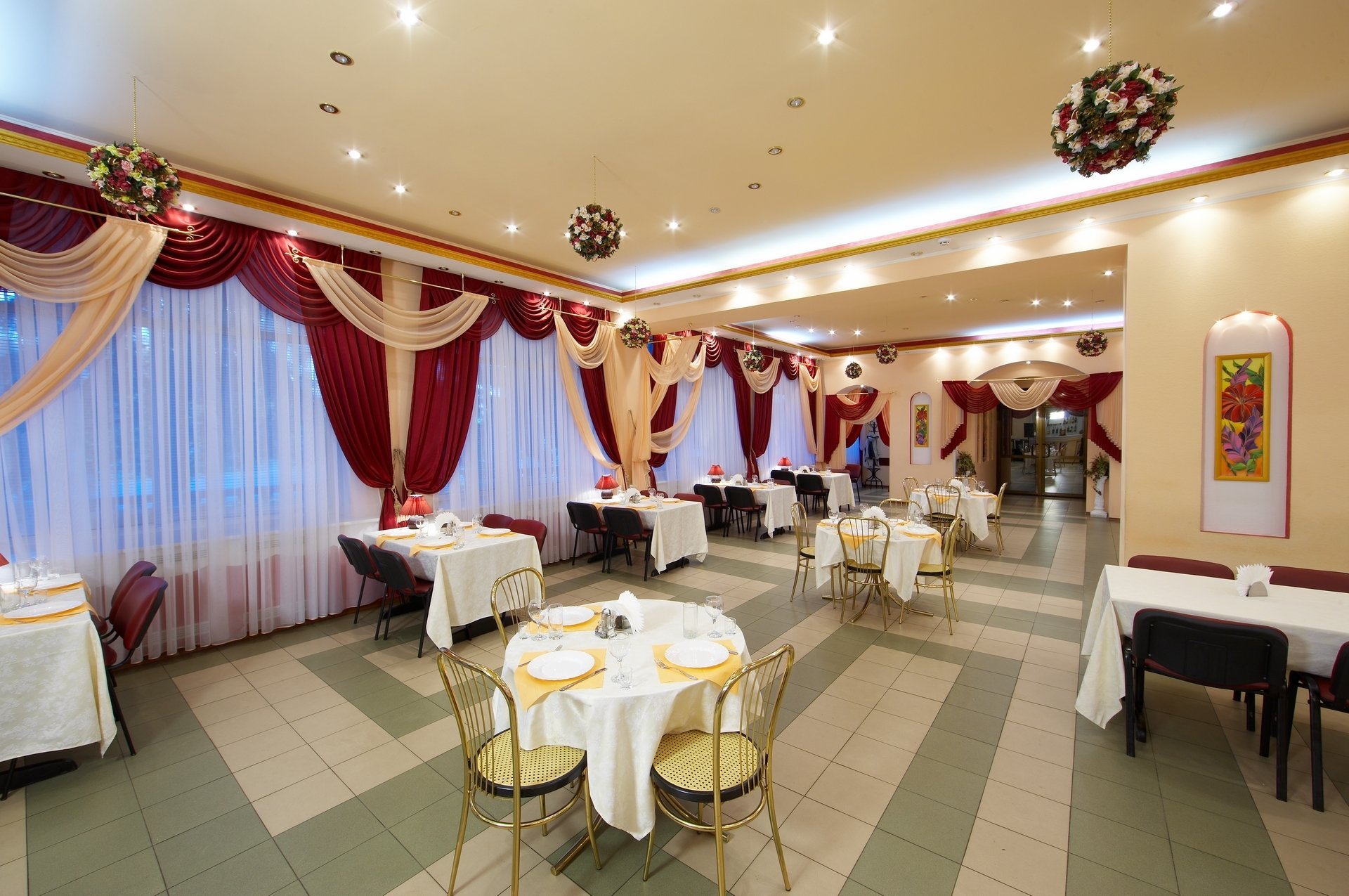 Ресторан «Днепровские зори» приглашает отметить День всех влюбленных Ресторан «Днепровские зори» приглашает отметить День всех влюбленных