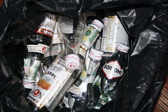 Кременчужанка продавала сомнительную водку по 10 грн за пол-литра Кременчужанка продавала сомнительную водку по 10 грн за пол-литра