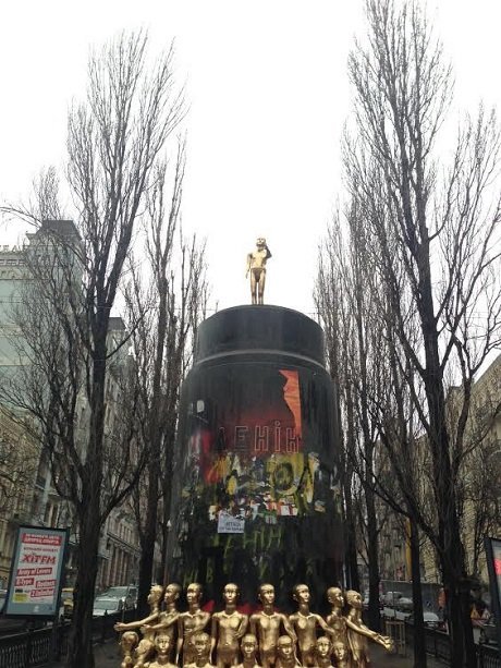 К снесенному памятнику Ленину в Киеве принесли сотню золотых детей К снесенному памятнику Ленину в Киеве принесли сотню золотых детей