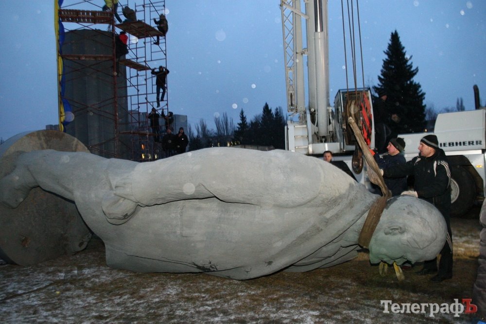В Кременчуге Ленина положили на землю лицом вниз В Кременчуге Ленина положили на землю лицом вниз