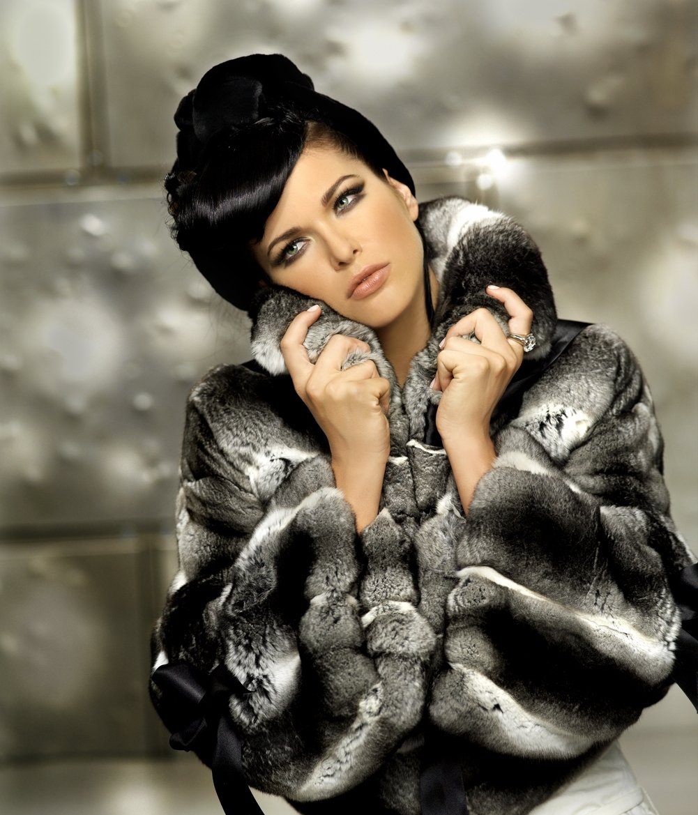 Магазин торговой сети модной одежды из кожи и меха "JULIA HOUSE" Магазин торговой сети модной одежды из кожи и меха "JULIA HOUSE"