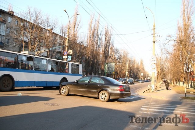 В Кременчуге столкнулись Renault и Mercedes В Кременчуге столкнулись Renault и Mercedes