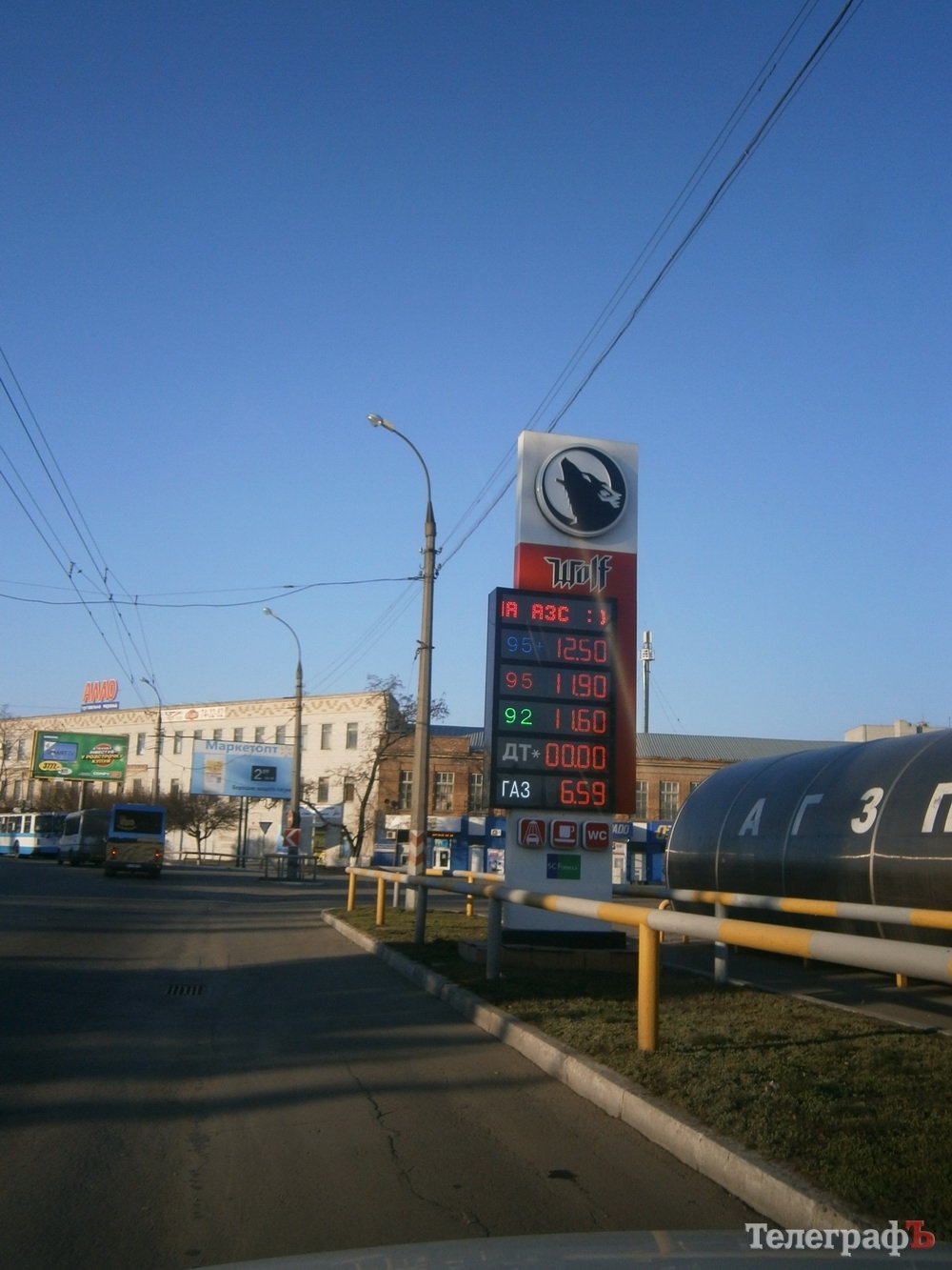 В Кременчуге доллар подешевел, а бензин — нет В Кременчуге доллар подешевел, а бензин — нет