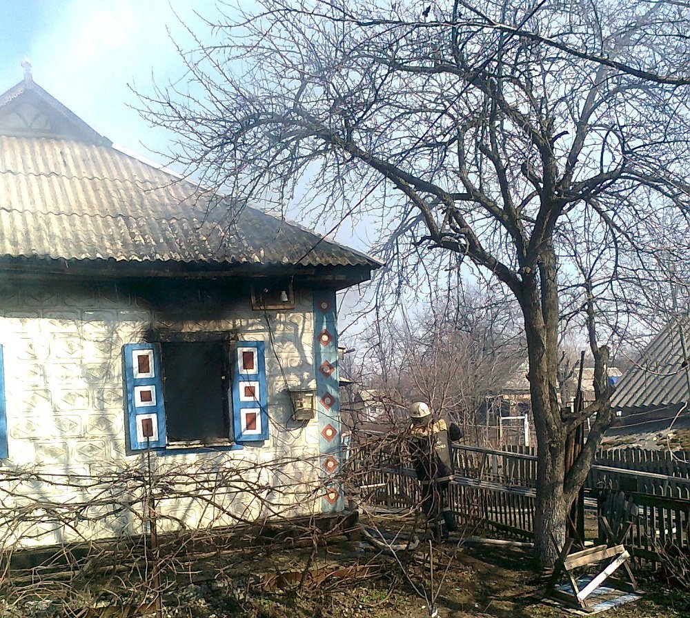 В Кременчуге из-за брошенной сигареты сгорел дом В Кременчуге из-за брошенной сигареты сгорел дом