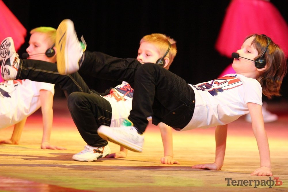 «Нас заставляли петь комсомольские песни» «Нас заставляли петь комсомольские песни»