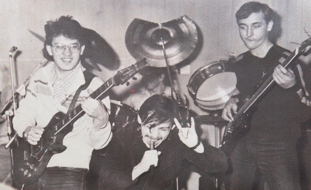 «Нас заставляли петь комсомольские песни» «Нас заставляли петь комсомольские песни»