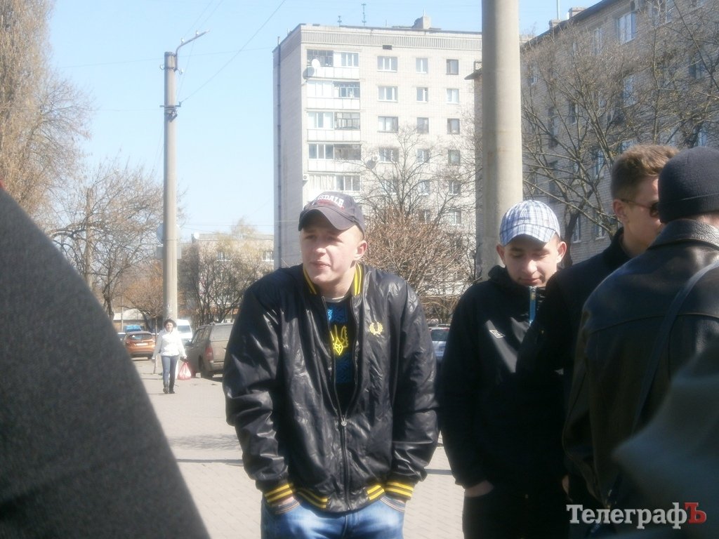 Под "Визитом" 15 человек требовали включить российские каналы Под "Визитом" 15 человек требовали включить российские каналы