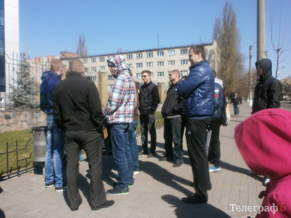 Под "Визитом" 15 человек требовали включить российские каналы Под "Визитом" 15 человек требовали включить российские каналы