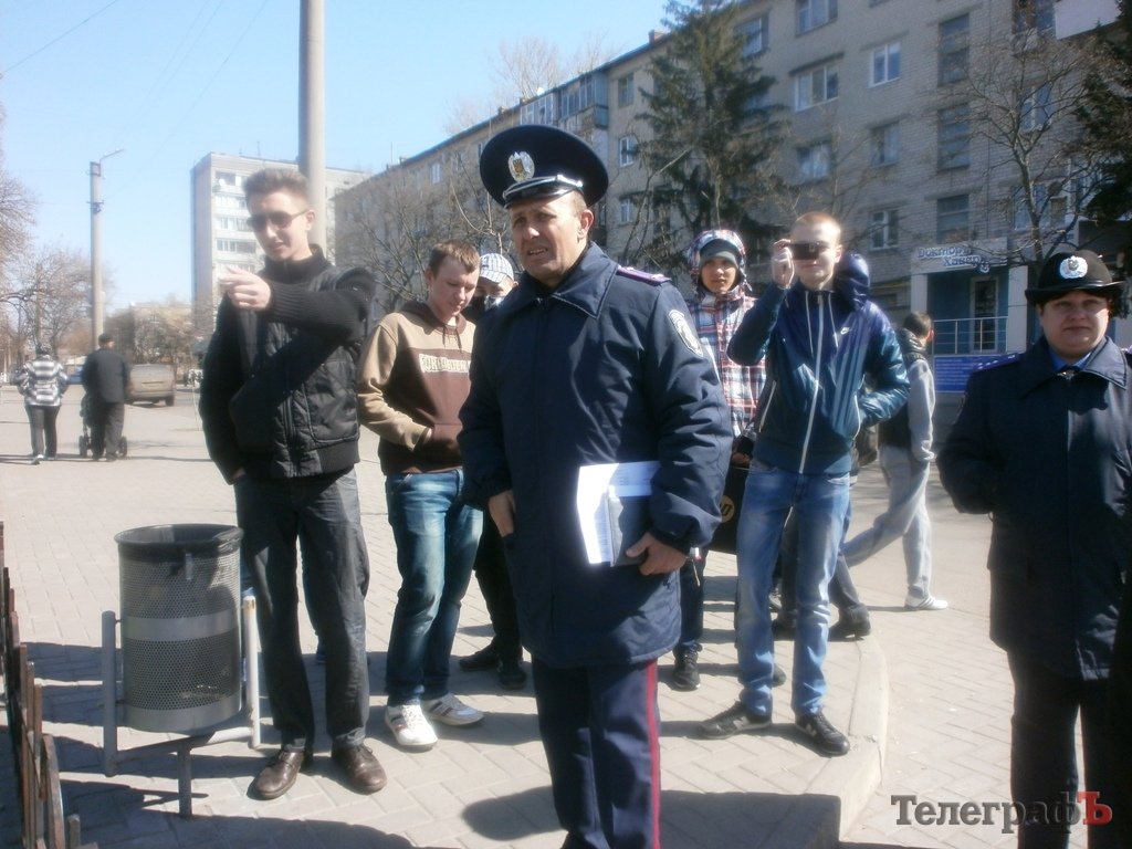 Под "Визитом" 15 человек требовали включить российские каналы Под "Визитом" 15 человек требовали включить российские каналы