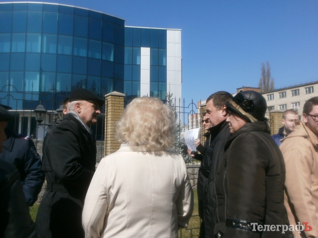 Под "Визитом" 15 человек требовали включить российские каналы Под "Визитом" 15 человек требовали включить российские каналы